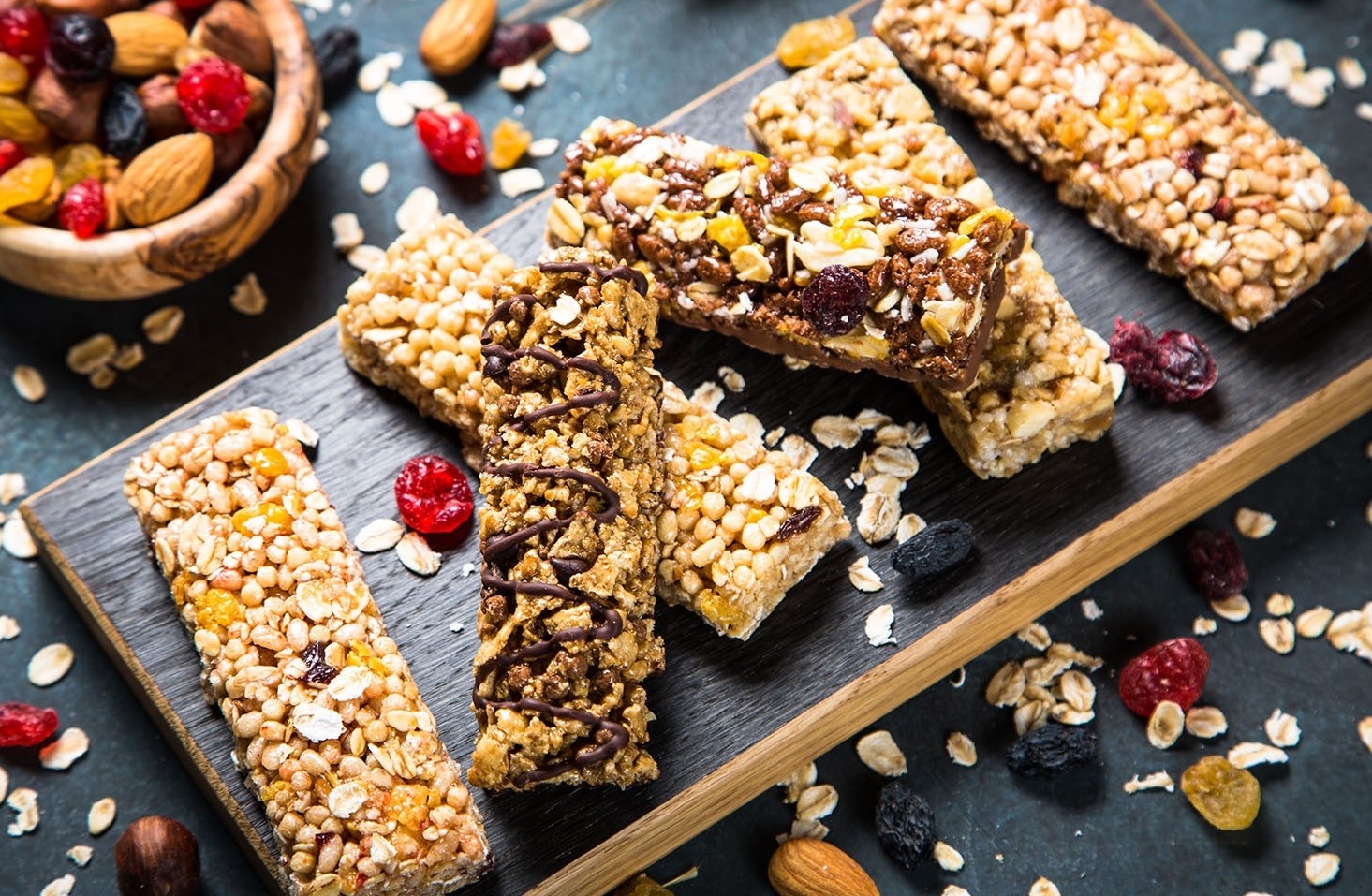 Bánh granola kết hợp từ yến mạch, mật ong và nhiều loại hạt ngũ cốc Bánh granola kết hợp từ yến mạch, mật ong và nhiều loại hạt ngũ cốc